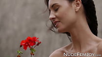 Sabrina G zeigt natürliche Titten und rasierte Muschi im Freien