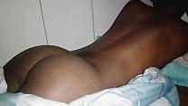 Brasilianischer Teenager auf dem Bett