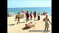 Dos twinks cachondos follando en la playa