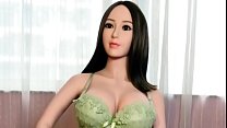Bambola asiatica calda di amore in bikini verde con tette enormi pronte per il doggystyle
