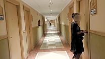 Mila Lewis chegando ao quarto de hotel em um biquíni sexy