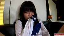 uma japonesa de 18 anos com seios pequenos esguicha e chega ao orgasmo com um toque de dedo e um brinquedo sexual amador asiático com cosplay traje escolar dá boquete profundamente mao 7 osakaporn