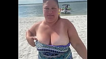 Slutty Bbw Duca Frau blitzt ihre großen Titten an einem öffentlichen Strand