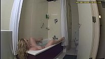 Жена застукала перед шпионской камерой за игрой с собой в ванной отеля