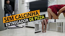 Cristina Almeida riceve la consegna della pizza in minigonna e senza mutandine in quarantena.