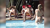 Chica finge estar usando su teléfono celular para filmar a un grupo de amigos desnudos en la piscina