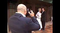 Un photographe célèbre doit faire le livre de mariage de la charmante blonde Taylor Lynn et il sait exactement comment lui dessiner des reflets dans les yeux