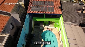 サンパウロのDRONEの素晴らしいビデオで、プールサイドでカップルのクソを捕まえます-4K