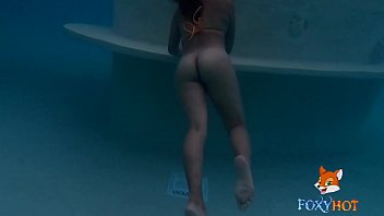 Nager nue dans la piscine d'un hôtel familial (vidéo complète sur FOXXXYHOT.COM)