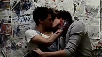 J'aiTuéMaMèreのフランソワ・アルノーとグザヴィエ・ドランのゲイのキス| GAYLAVIDA.COM