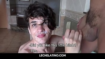 Самый горячий латинский паренек получает камшот на лицо от старшего ебаря