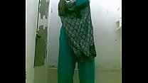 bouteille bating femme indienne dans la douche pour un selfie