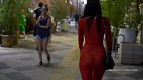 Vestido rojo transparente en público