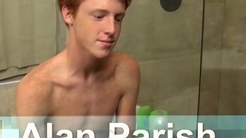 Il ragazzo dai capelli rossi Alan Parish si masturba e viene sotto la doccia
