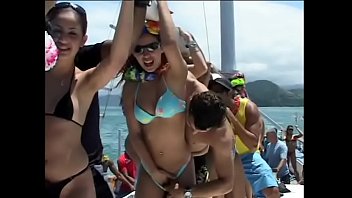 Decine di tizi brasiliani arrapati e ragazze piuttosto cattive prendono parte alla speciale crociera sull'oceano dove ogni bomba può godersi un'azione sbattuta senza sosta a bordo dello yacht di Oshun