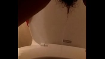 Волосатая киска в ванной
