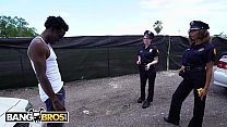 BANGBROS - Suspeito de sorte se envolve com policiais super sexy