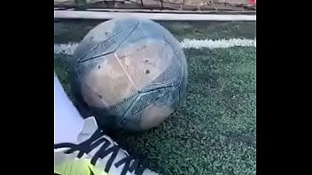 Footballeur montrant sa grosse bite