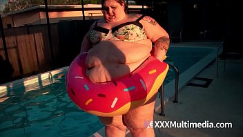 SSBBW Ivy Davenport presa em uma piscina inflável