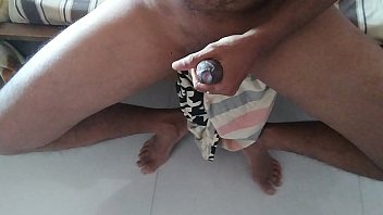 Célibataire malayali en chaleur utilisant ses mains pour caresser et taquiner