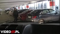 Старшеклассница делает минет в машине на парковке торгового центра