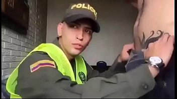 Колумбийский полицейский сосет член