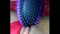 Se masturba com o cabo da escova de cabelo