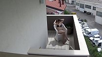 Spioniert meine Nachbarin aus, die auf ihrem Balkon masturbiert