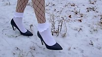 Высокие каблуки и белые носки с рюшами на снегу