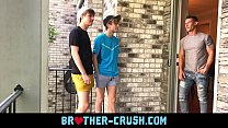 Hot Stepbrothers fode seu vizinho mais velho com tesão em trio gay