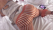 Ragazza europea adorante il sesso, con i suoi pantaloni di raso e il suo perizoma color fucsia, che succhia, nel suo vestito rosa e nei suoi pantaloncini beige, che scopa a pecorina con i suoi leggings in spandex