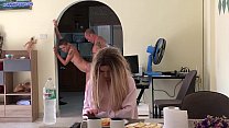 Hijastra traviesa amateur se escondió en el refrigerador y recibió una cogida anal de su padrastro mientras mamá ve la televisión