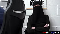 L'jeune fille musulmane Delilah Day a volé de la lingerie mais s'est fait prendre par un policier