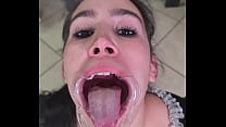 Femme de chambre française essaie de boire sa propre pisse avec un rétracteur à lèvres | marrant