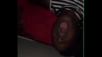 Chica de Ghana mendigando Sugar Daddy en la cama