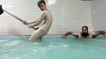 Junge und Vater im nackten Pool