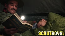 ScoutBoys - Austin Young wird draußen im Zelt von einem älteren Papa gefickt