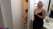 継息子がバスルームでオナニーしているのを捕らえられ、継母とセックスする