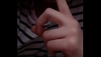 Kleines Mädchen saugt Finger