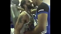 Bel bacio gay in palestra tra due indiani