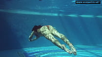 Kittina nage nue dans la piscine