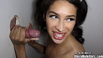 Happy Latina Beauty Tits succhia il cazzo in Glory Hole!