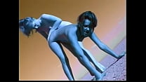 Pareja de habitantes aborígenes femeninos con piel azul del Planeta X Alyssa Allure y Heaven Lee realizan un extraño ritual de invocación de lluvia en la parte del desierto