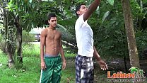 Companheiros latinos se reúnem para se divertir oralmente no quintal