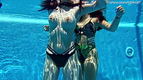 Сексуальные красотки с большими сиськами плавают под водой в бассейне