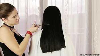Une fille se fait couper les cheveux en guise de punition pour avoir utilisé sa brosse à cheveux