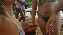 Pornodarstellerin zeigt sich und bietet sich Badenden in Guarujá Brasilien an