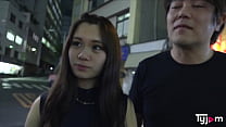 Japonesa safada Aiko fazendo sexo a três com o namorado