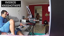 Kriss Hotwife mariée coquine marchant à moitié nue devant un technicien en informatique
