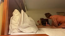 Gola profonda il mio grosso cazzo in una stanza d'albergo